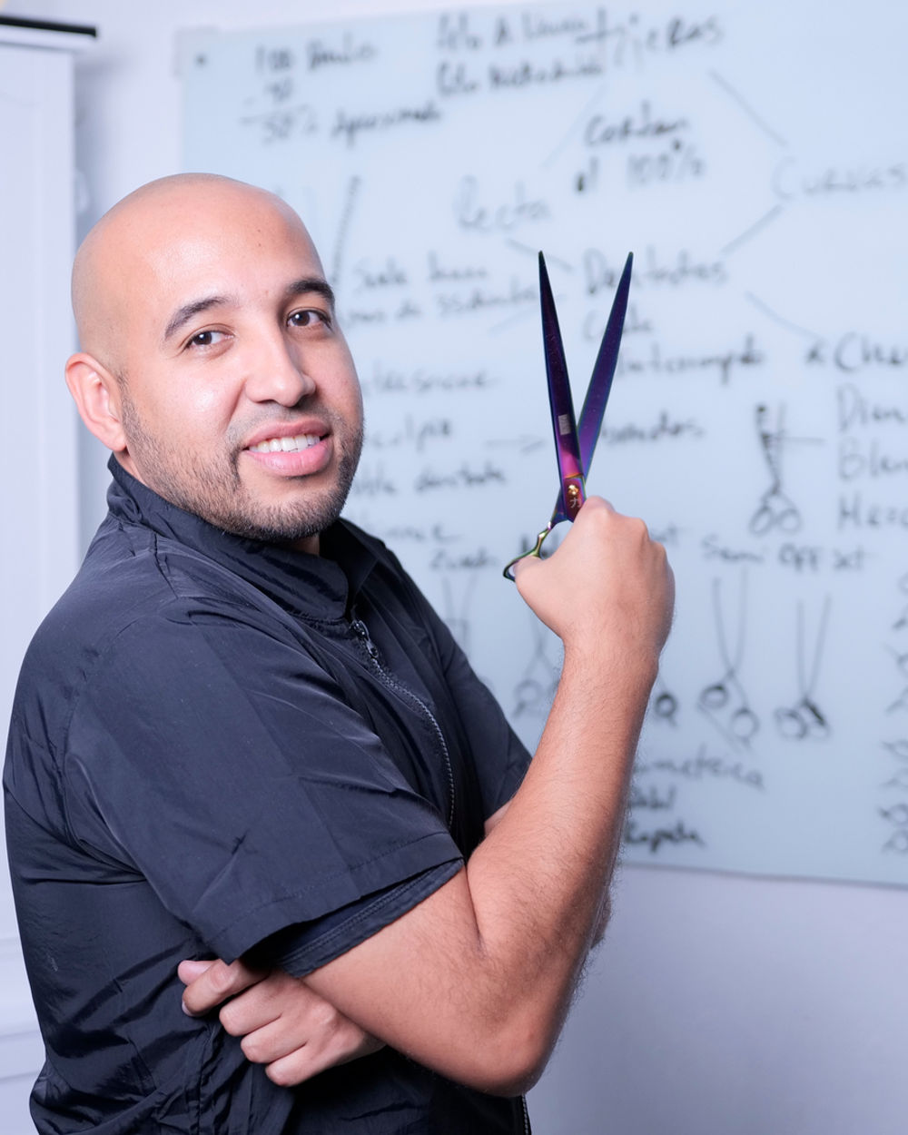 Asdrúbal Castillo explicando las tijeras en clase
